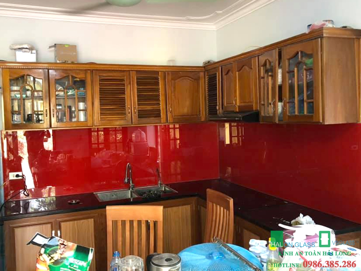 Kính bếp màu đỏ sơn kim sa